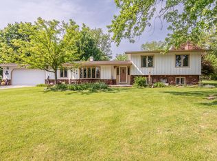 S46W25300 Meadowview Ct E, Waukesha, WI 53188