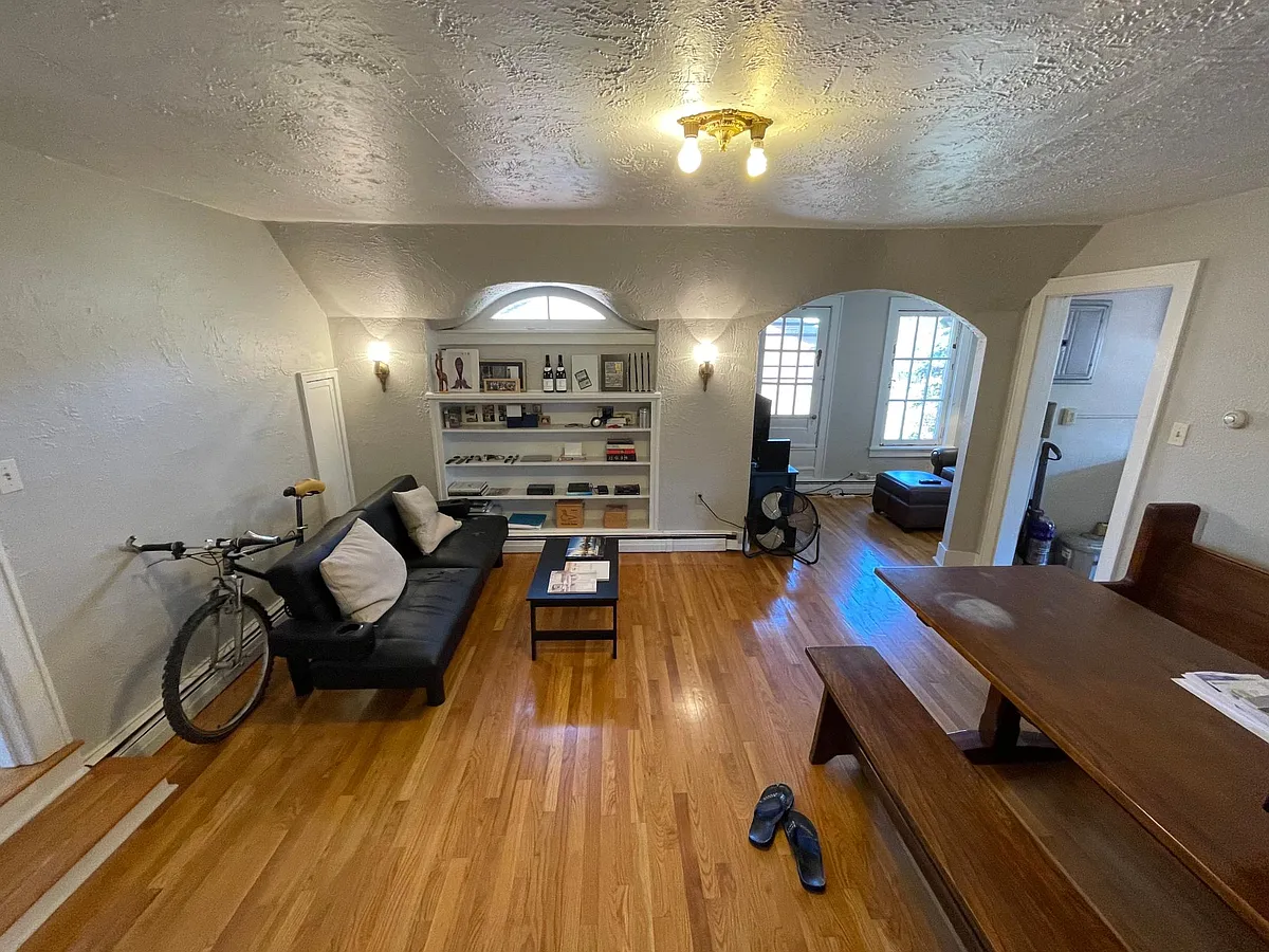 Building Photo - 327 Thorn St #5