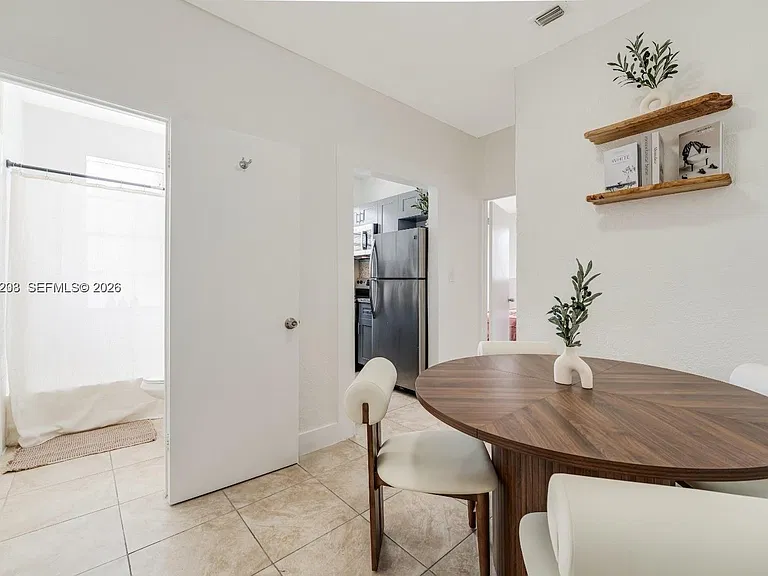 301 SW 10th Ave #7 — Photo 8