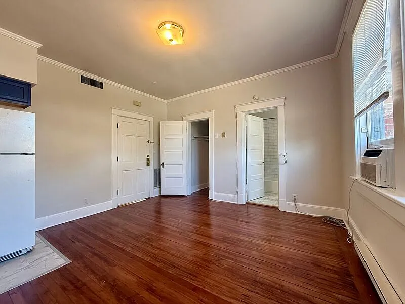 1 bed, 1.0 bath, 255 sqft, $1,100 — Photo 2