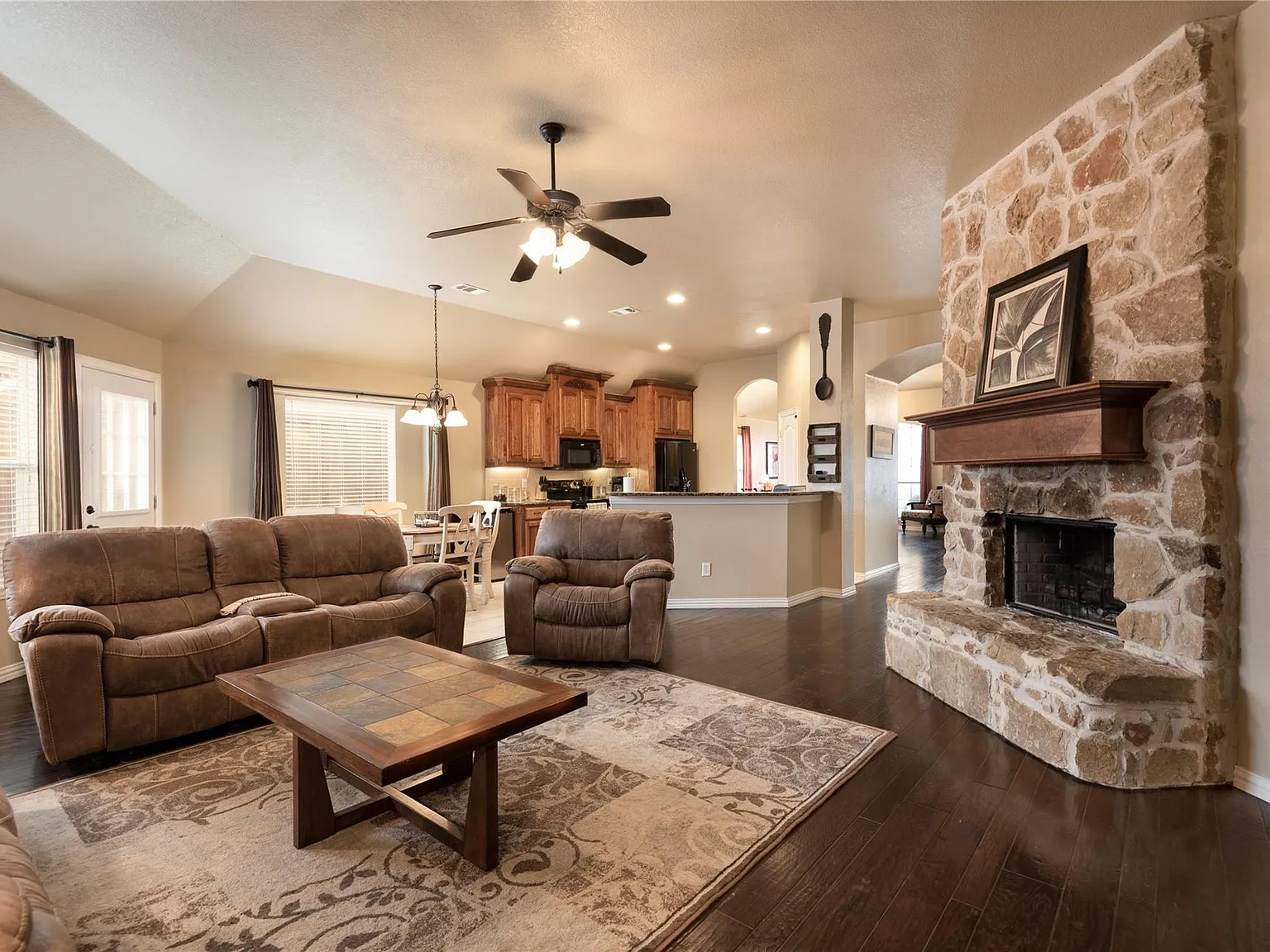 4 bed, 2057 sqft, $2,200 — Photo 3