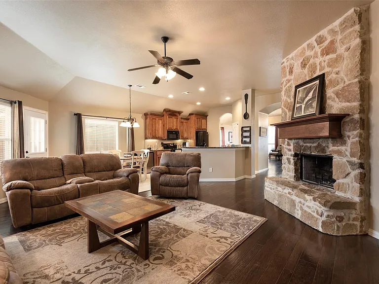 1010 Churchill Dr — Photo 3