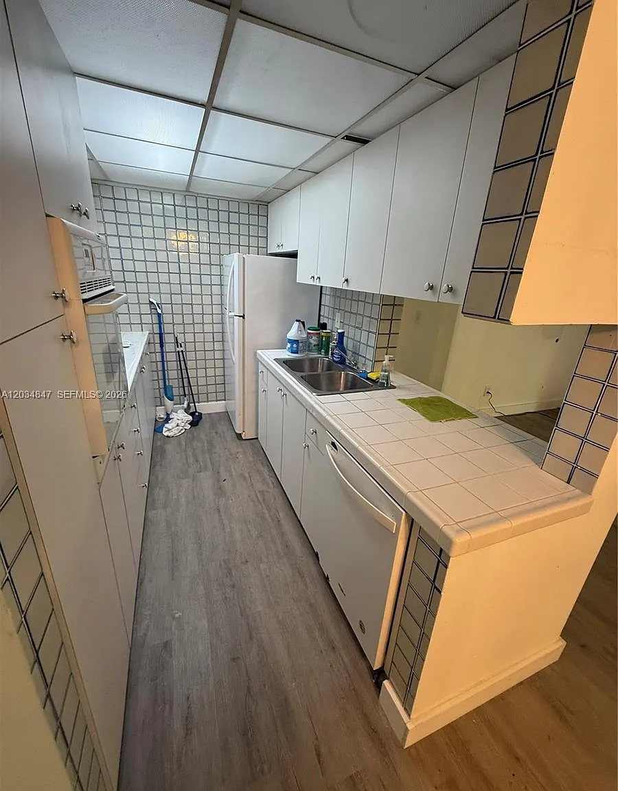 2 bed, 2.0 bath, $2,700 — Photo 2