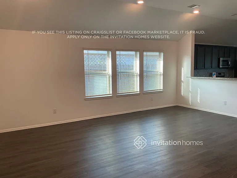 445 Pecan Landing Ln — Photo 2