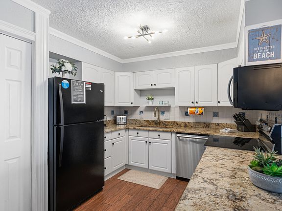 5th image of 30 Moreno Point Rd Unit 305C