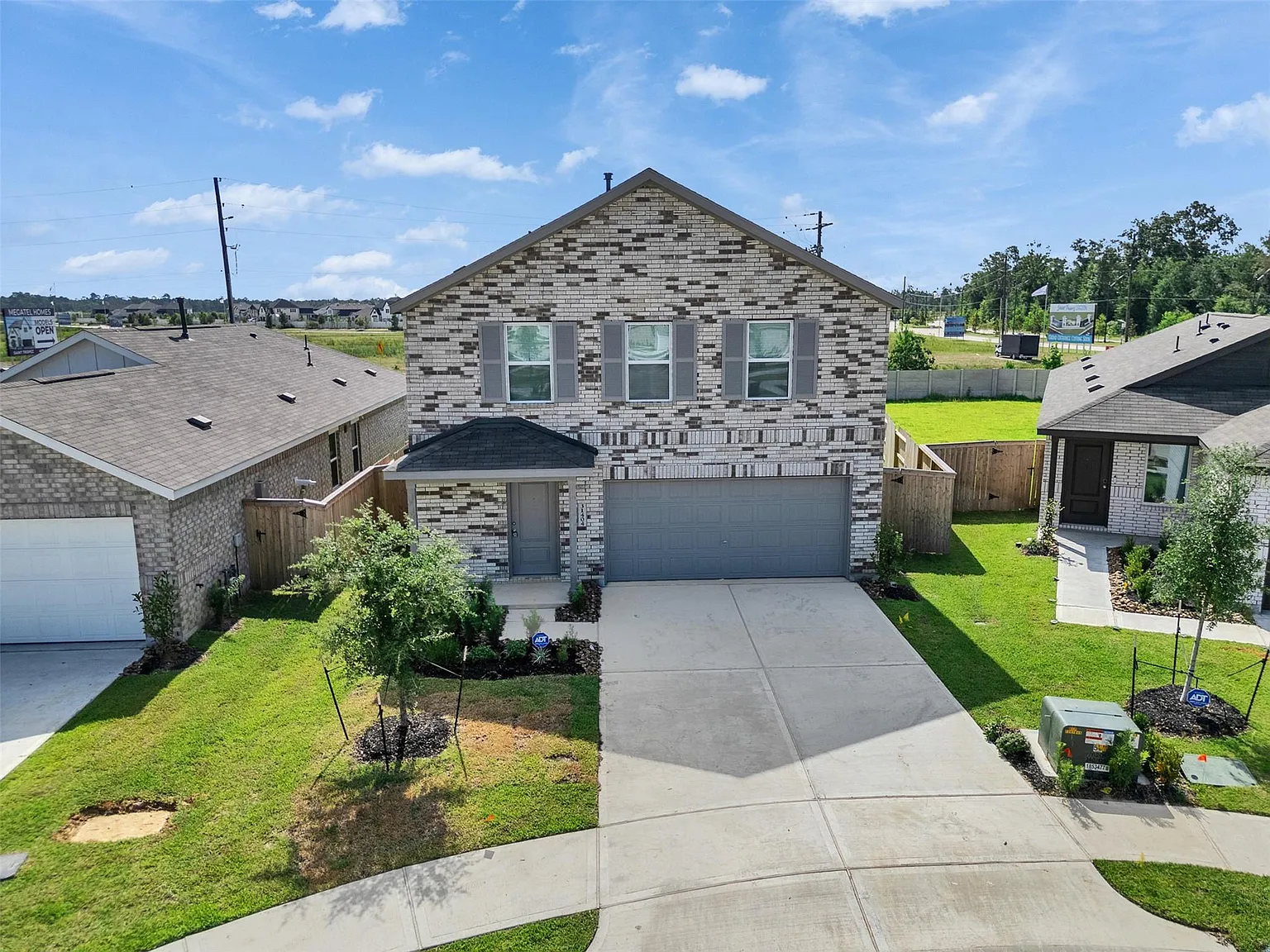 4 bed, 2.5 bath, 2039 sqft, $2,000 — Photo 2