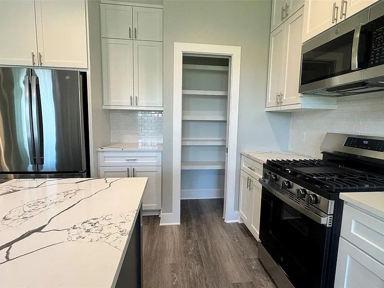 737 Ebenezer Ln — Photo 5