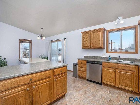 5th image of 410 Augustana Ave