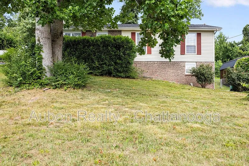 4 bed, 2.0 bath, 1725 sqft, $2,195 — Photo 2