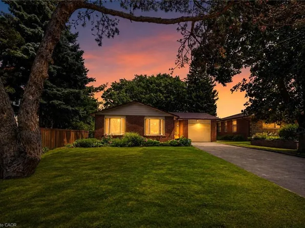 3 Orchard Pkwy, Grimsby, ON L3M 3B1