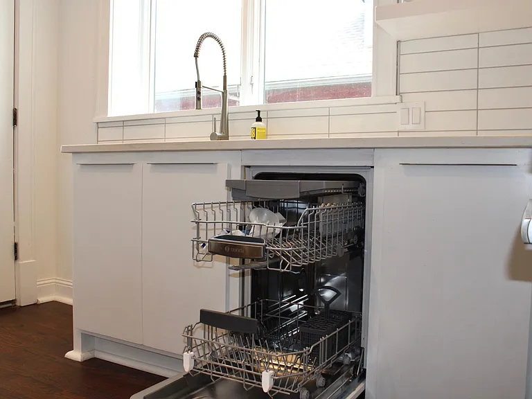 2704 Charlotte St — Photo 9