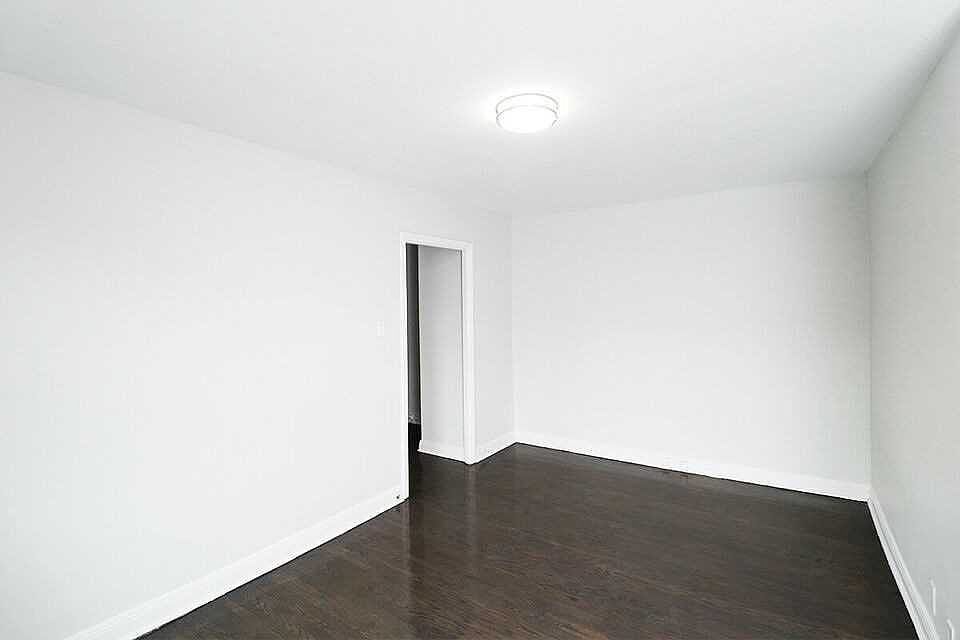 2nd image of 1233 Yonge St #212