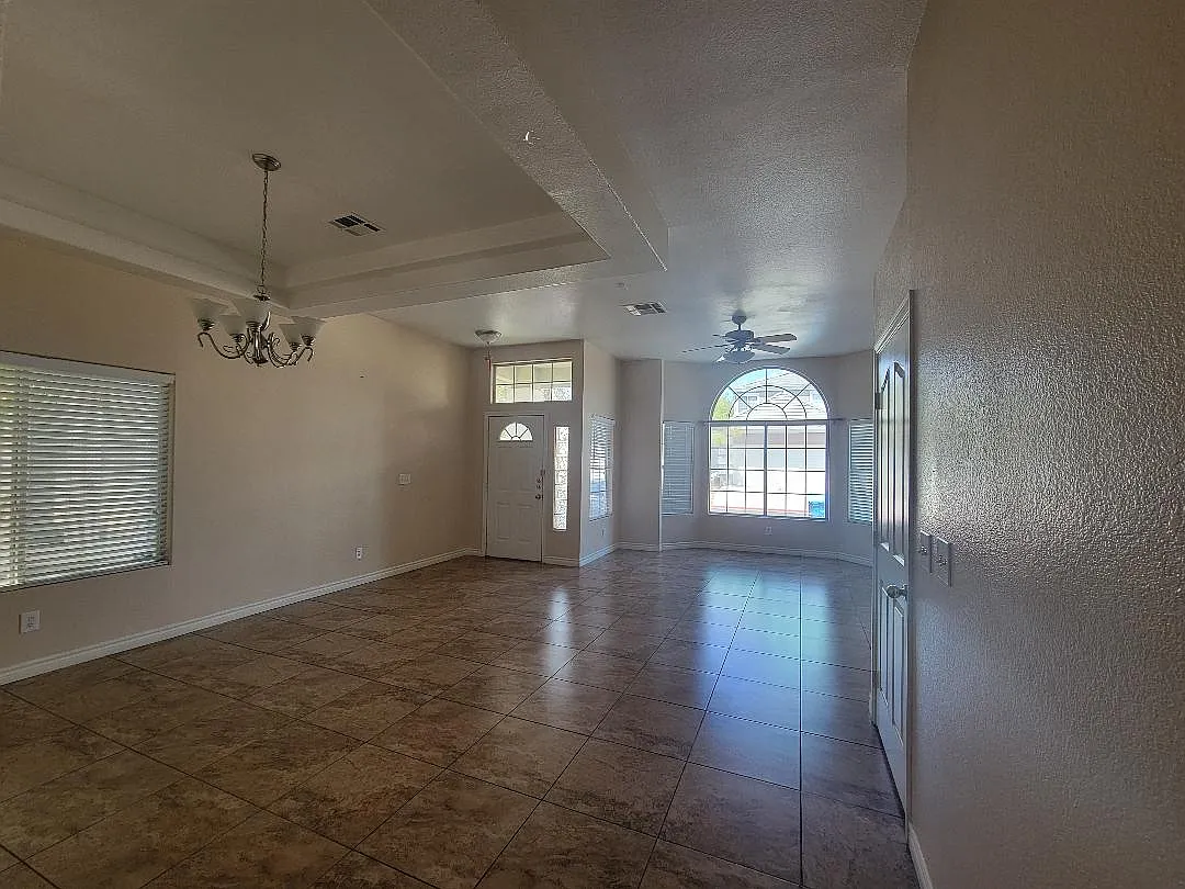 3 bed, 1702 sqft, $1,999 — Photo 2