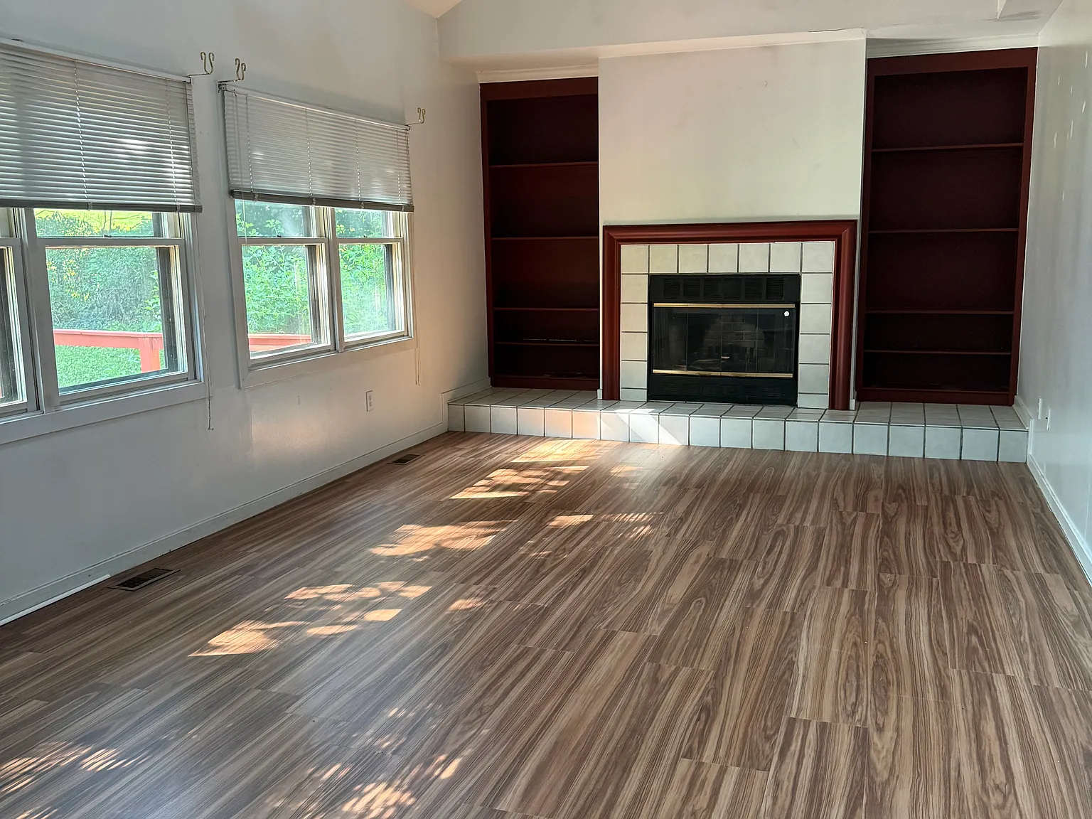 4 bed, 2.5 bath, 2400 sqft, $3,000 — Photo 4