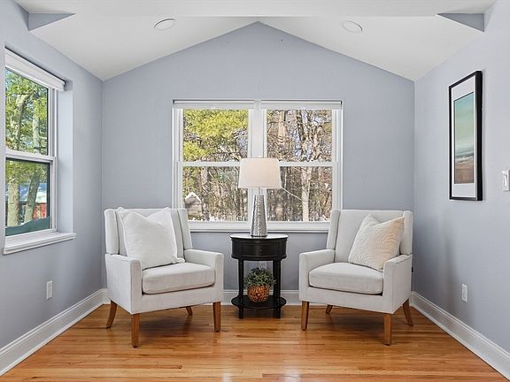 3rd image of 18 Hayward Rd