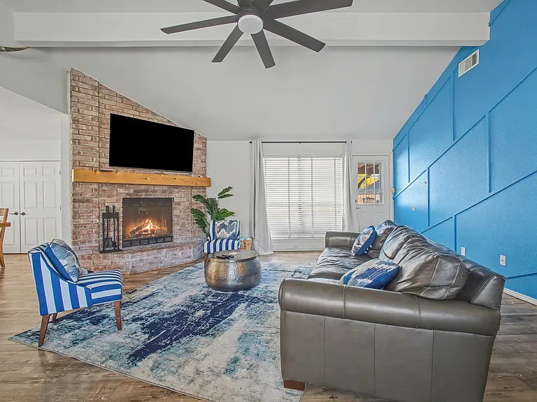 913 Sandhurst Dr — Photo 8
