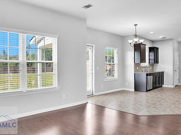 4th image of 31 Bridle Way NE