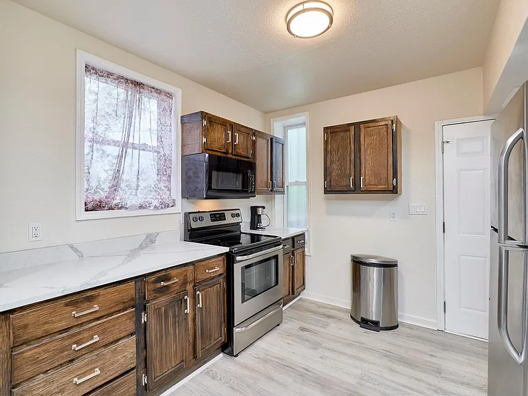 1421 N Park Pl — Photo 17