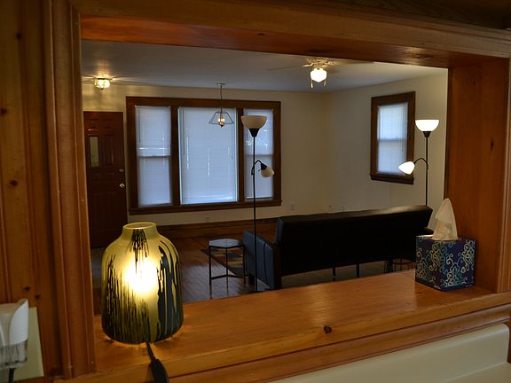 Gorgeous! Kitchen bar!