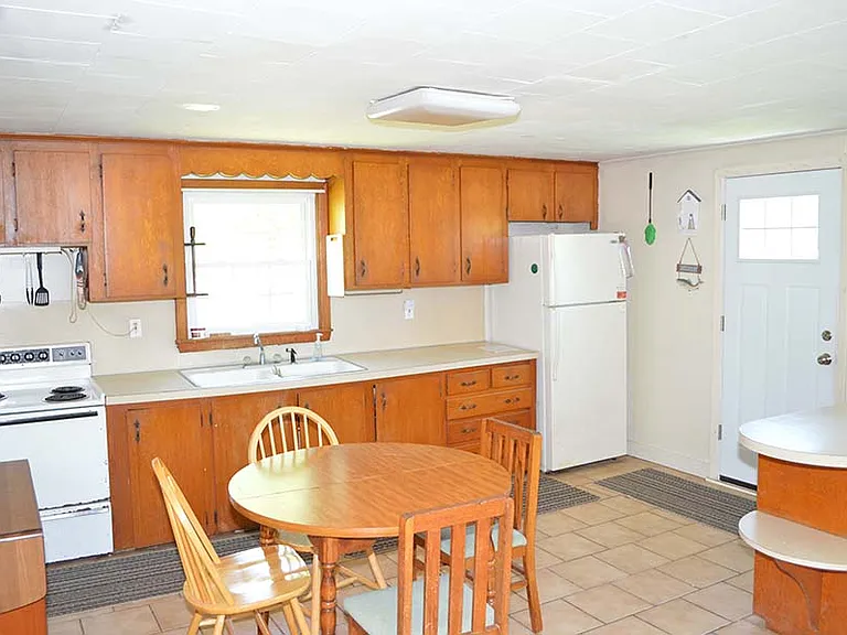 64 Hemlock Ave — Photo 4