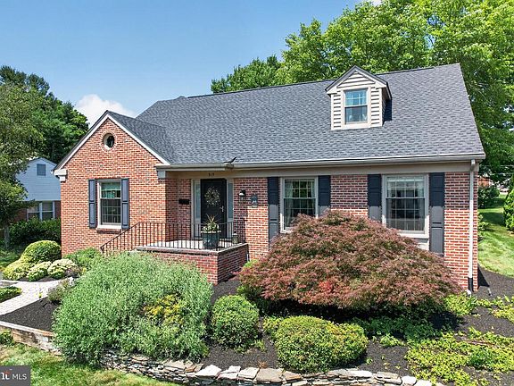 3rd image of 319 Hampton Rd