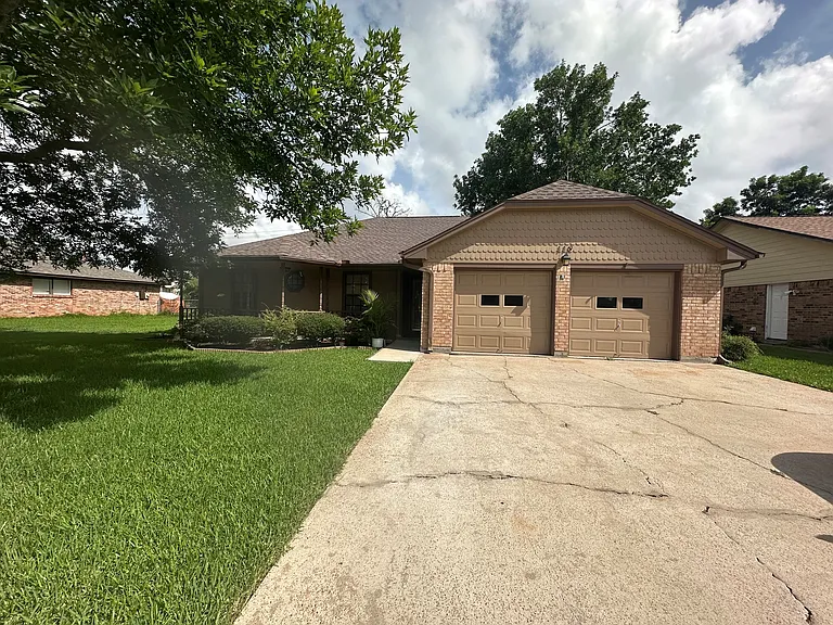 119 Basswood St — Photo 1