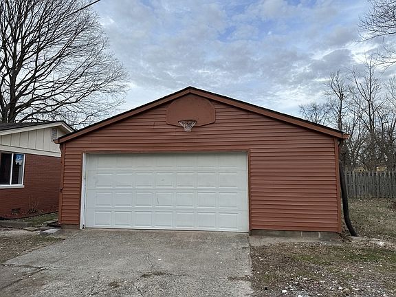 3rd image of 1830 Fox Hill Dr