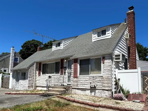 465 Saint Johns Street, Central Islip, NY 11722