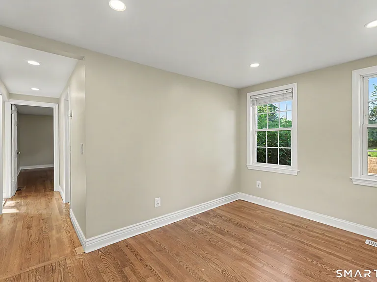 142 N Taylor Ave — Photo 12