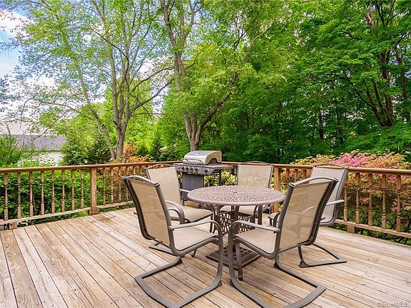 4th image of 2 Pond Ln