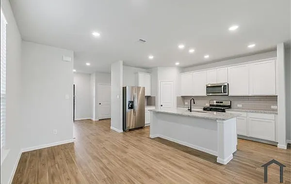 4 bed, 2139 sqft, $2,500 — Photo 3