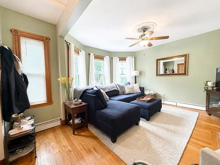 727 E 3rd St #1 — Photo 3