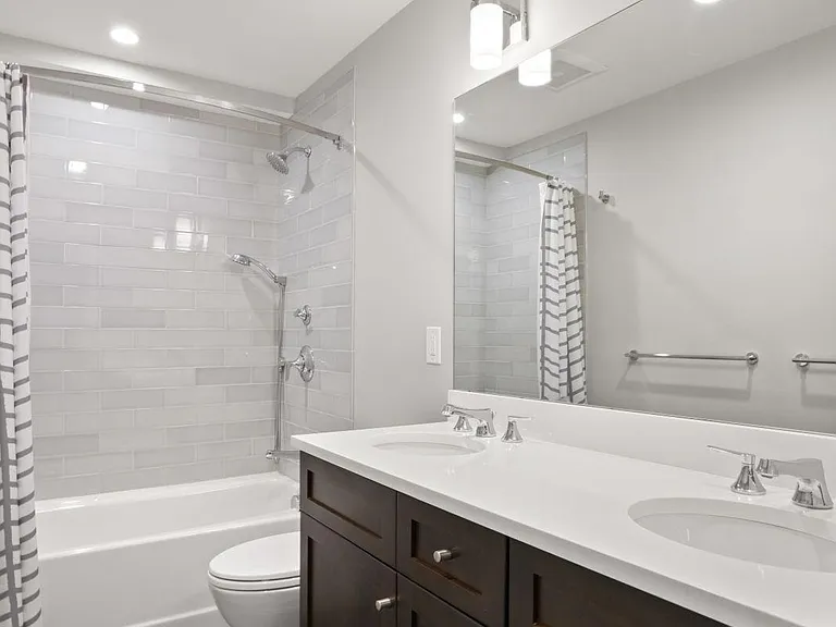 Full bathroom, 2nd floor