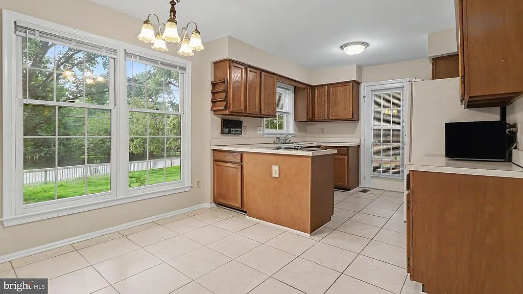 4 bed, 3.5 bath, 3714 sqft, $4,200 — Photo 2