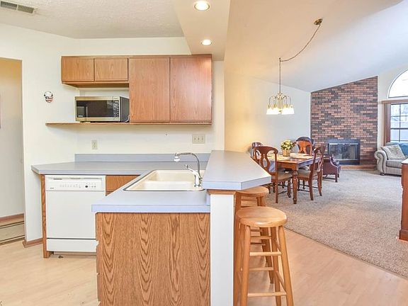 5th image of 3830 Northwoods Ct NE Unit 6