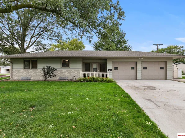 1718 Sara Rd, Beatrice, NE 68310