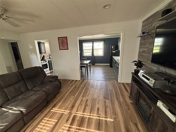 3rd image of 807 W 6th St