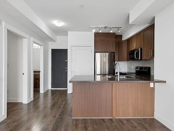 5th image of 827 Roderick Ave #205
