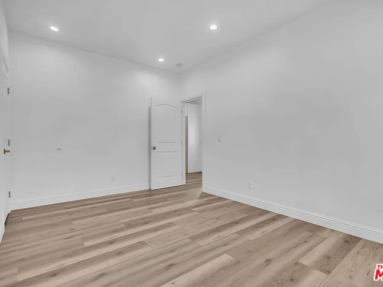 261 W 43rd Pl — Photo 12