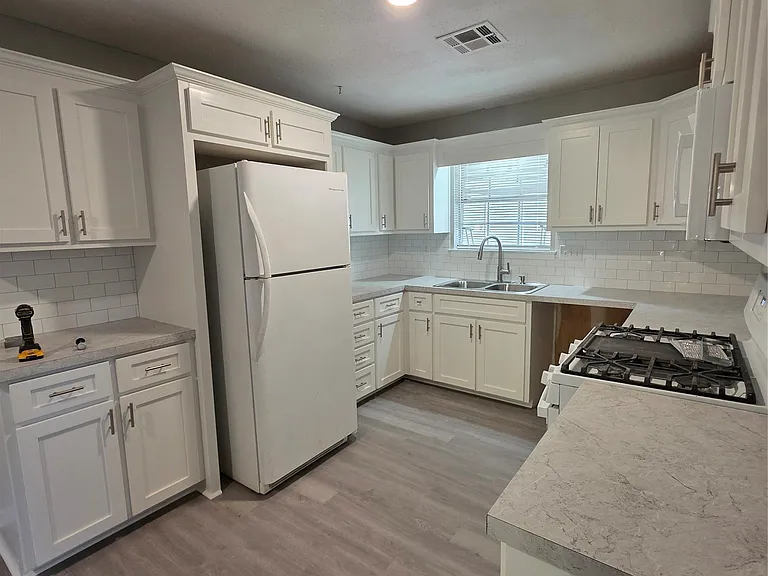744 Ledyard Pl — Photo 11