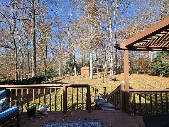 3rd image of 2747 Linden Ln