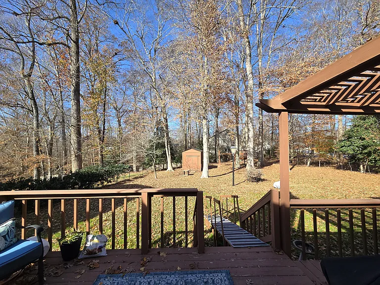 2747 Linden Ln — Photo 3