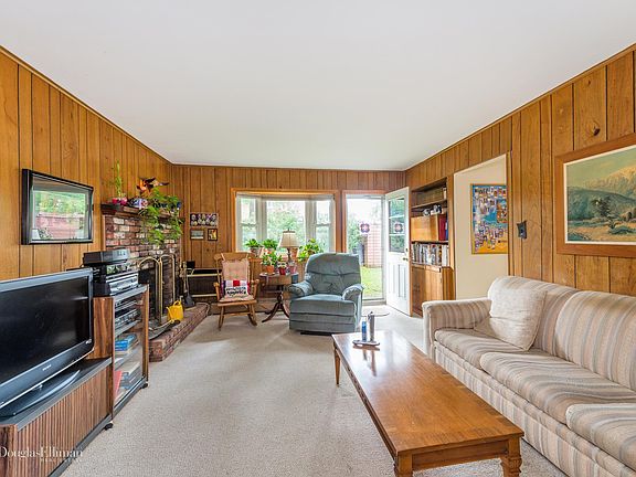 3rd image of 6 Dock Ln