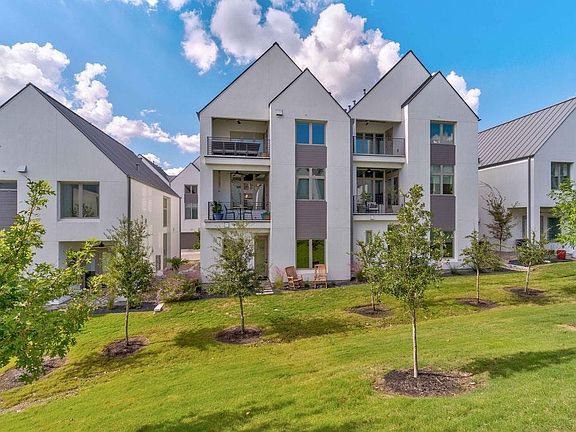 Beautiful three story unit on "central park"
