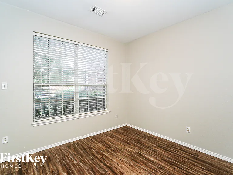 962 Heather St — Photo 15