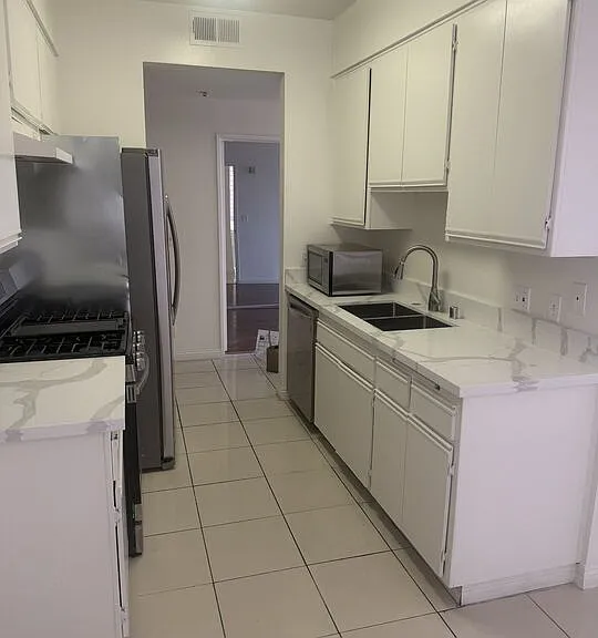 500 S Berendo St #210 — Photo 12