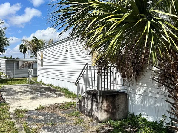 8517 SW 17th Court, Davie, FL 33324
