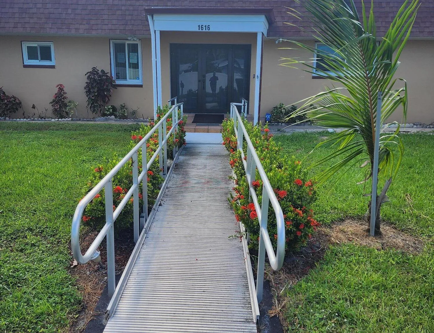 3 bed, 2.0 bath, 2400 sqft, $3,000 — Photo 2