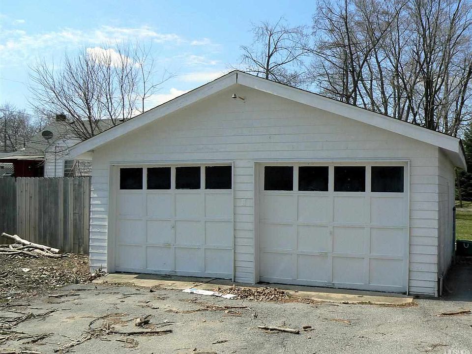 2nd image of 2110 Hensch St