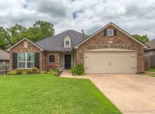5201 Redbud Dr, Sand Springs, OK 74063